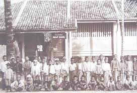 Berdasarkan data dari dikti hingga saat ini tercatat indonesia memiliki 2.433 sekolah tinggi, 1.101 akademi, 558 universitas, 250 politeknik. Sekolah Melayu Pertama Di Negeri Selangor Sekolah Melayu Pangkalan Batu 1875 Wangsa Mahkota Selangor