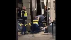 Polis på plats vid skånes universitetssjukhus där våldsamt bråk uppstått mellan två grupperingar i centrala lund. Brak I Lund