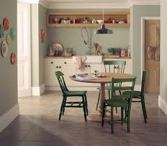 La Peinture Qui Change Tout Des Chaises Vertes Dans Ma Cuisine Como Pintar La Cocina Pintar La Cocina Decoracion De Unas