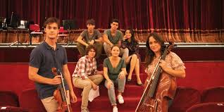 Finalmente in dvd la compagnia del cigno, la fortunata serie tv che narra la storia di sette ragazzi musicisti tra i 15 e i 18 anni che frequentano i ragazzi quindi stringono un patto di amicizia fondando la compagnia del cigno in onore di giuseppe verdi che era soprannominato il cigno di busseto. W2jde73ghoomcm