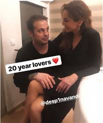 Διαζύγιο για ένα από τα γνωστότερα ζευγάρια της ελληνικής showbiz, μετά από 18 χρόνια κοινής πορείας. Despoina Bandh Ntemhs Nikolaidhs Diazygio Bomba Meta Apo 18 Xronia Gamoy Like Com Cy