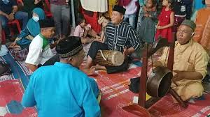 Gendang panjang seperti kebanyakan gendang yaitu bahan yang untuk membuat alat musik tradisional ini kayu dan kulit binatang yang digunakan asal alat musik tradisional ini adalah daerah yang berada di kalimantan utara, alat musik ini bahkan bisa kita temui hampir di seluruh daerah di. Sekilas Tentang Gendang Nobat Alat Musik Pengiring Tepung Tawar Suara Riau