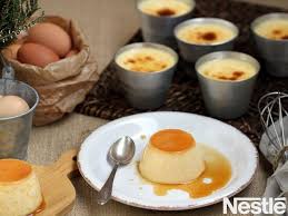 Para que se nos pegue menos, se le incorpora el azúcar cuando ya está cocido. Flan De Leche Condensada En 5 Minutos Postres La Lechera Youtube