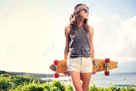 Over 1202406 fashion lifestyle pictures to choose from, with no signup needed. Fashion Lifestyle Schone Junge Frau Mit Skateboard Bei Sonnenuntergang Mit Hintergrundbeleuchtung Lizenzfreie Fotos Bilder Und Stock Fotografie Image 25560604