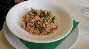 Il risotto gamberi e zucchine è un primo piatto di pesce cremoso e avvolgente. Insalata Di Farro Salmone Affumicato Dadolata Di Zucchine E Menta Picture Of Il Caraponzolo Calcata Tripadvisor