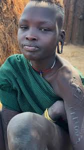 Las mujeres Mursi pertenecen a una tribu del Valle del Omo, en Etiopía,  conocida por sus tradiciones únicas. Son famosas por usar platos labiales,  una práctica que comienza en la adolescencia, como