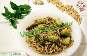La ricetta è di origine ligure, come il pesto d'altronde, e prevede che le patate e i fagiolini vengano lessati assieme alla pasta. Vegan3000 Info Ricetta Vegan Pasta Al Pesto Patate E Fagiolini