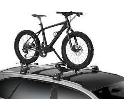 Thule bike racks on towbar and roof rack silver car lifestyle, vygenerovan� umelou inteligenciou