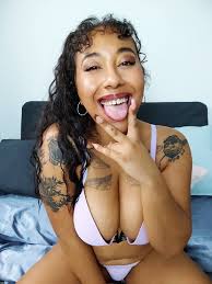 Swann Purple, linterview-portrait : « Personne ne me lèche, tout le monde  me suce » – La Voix du X