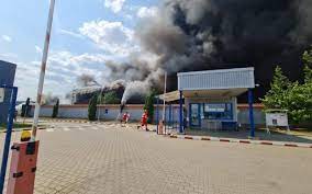 Incendiul se manifestă pe o suprafață de aproximativ 2000 mp, cu posibilități de propagare la depozitele învecinate. Rvojt8rdvqa6xm