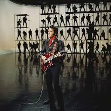 Forty years after his death, elvis presley still has an amazing hold over the popular imagination the world over. 2 Former Fashion Icons Making A Comeback Savoir Flair
