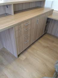 Une banque qui s'engage près de chez vous. Rangement Porte Et Tiroir Etudie Dans Le Detail Cette Banque D Accueil Offre A Ses Utilisateurs Des Ra Banque D Accueil Mobilier Sur Mesure Hotesse D Accueil