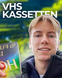 Hey Kaiserstühler!** 👋** Hier ist wieder Lucca mit einem besonderen  Angebot für alle, die noch alte VHS-Kassetten zuhause liegen haben. Ich  digitalisiere deine VHS-Kassetten und bringe deine wertvollen Erinnerungen  zurück ins Leben –
