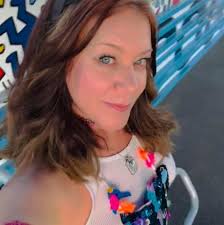 The girls enjoying Hawaii, a great place to recharge the soul 🏝️