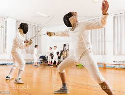 Foto De Adultos E Adolescentes Vestindo Uniforme Praticando Com Folha De Esgrima E Mais Fotos De Stock De Esgrima Esporte De Combate Istock