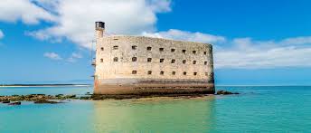 Candidates have to cross a jammed path to reach his hut. Camping Fort Boyard The Very Best Campsites With Sandaya