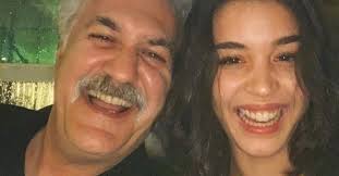 Ünlü çiftin ilişkileri hayranlarının merak konusu olurken iraz yıldız'ın yaşı ve kim olduğu da oldukça. Oc71hc2ebmp8bm