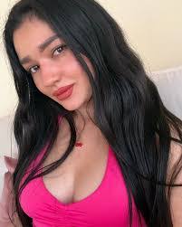 Jessica Bustos's Instagram, Twitter & Facebook