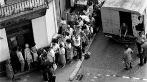Oamenii Stateau La Coadă Pentru Alimentele De Bază Romani Fotografie și Amintiri