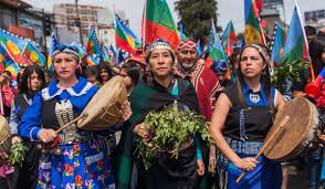 Activista por los derechos educativos y lingüísticos de los pueblos indígenas académica e investigadora especialista en mapuzungun y educación intercultural bilingüe. Las Mujeres Mapuche Y El Feminismo Por Elisa Loncon Antileo Nodal
