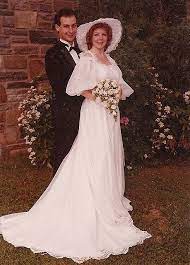 27 Of The Most Amazing 80s Weddings You Ll Ever See Wedding Dresses Vintage Bridal Dress Patterns 80s Wedding