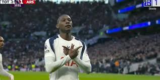 Tottenham-Arsenal: Eze marca, mas Kolo Muani responde logo a seguir