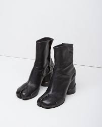 Tab slot closure at inner side. La Garconne Maison Martin Margiela Line 22 Future Tabi Boot Obuv Modnye Stili Stil