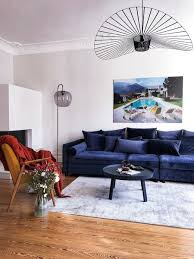 Ein blaues sofa schafft spielerisch den spagat zwischen warmem und gewollt unterkühltem wohnambiente. Fur Mehr Farbe In Der Wohnung Blaue Grune Und Gelbe Sofas Solebich De