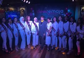 Gadis manis berusia 18 tahun itu berjaya menewaskan empat finalis lain iaitu affie rania, anna jobling, tia sarah dan sherin amiri di episod akhir pencarian dewi remaja. 12 Finalis Bersaing Rebut Gelaran Dewi Remaja 2018 2019 Suara Viral Malaysia