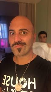 Giuliano sangiorgi (born 24 january 1979 in nardò, lecce, italy) is an italian artist who has gained increasing fame as a singer, songwriter and composer, together with his rock band negramaro. Millefaccebuffe Chisonoio Boh Giuliano Sangiorgi Facebook