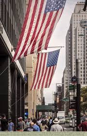 Historische voraussetzungen und aktuelle beispiele as want to read Zwei Grosse Amerikanische Flaggen Hangen An Gebauden Im Bankenviertel Manhattan New York Usa Vereinigte Staa New York Vereinigte Staaten Von Amerika Amerika