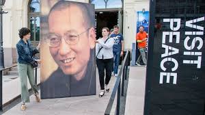 Kona til avdød kinesisk fredsprisvinner sier hun vil dø hjemme i protest