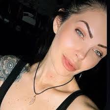 Kelly Bain's Instagram, Twitter & Facebook