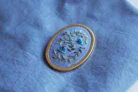 New Intricately Detailed Tiny Animal Embroideries Made With Meticulous Stitching In 2020 Animal Embroidery Embroidery Fabric Markers