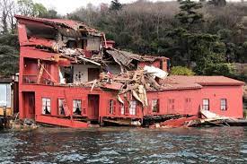 Koç holding enerji grubu başkanı ömer koç, halası kanlıca vapur iskelesi ile sahafl ar yalısı arasında yer alan bu 18inci yüzyılda rıfat paşanın babası hacı ali bey tarafından yaptırılmış. Istanbul Bogazi Nda Tanker Yaliya Carpti Yenibirlik Gazetesi