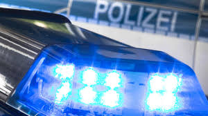 Ein unbekannter hat in erfurt auf offener straße zwei passanten angegriffen und verletzt. Brutaler Rassistischer Angriff Auf Jugendlichen In Tram Politik Sz De