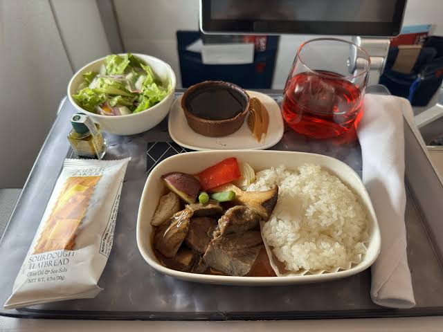 Delta Premium Select meal service with real tableware and linen napkins