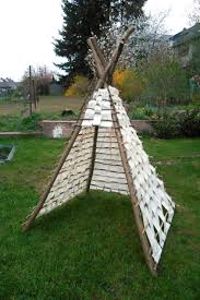 Indianer Tippi Zelt Diy Fur Kinder Aus Buchenholz Altem Sonnensegel Und Solarlichterkette Tippi Zelt Draussen Garten Ideen