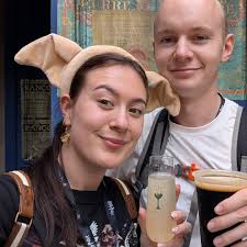 Can anyone make me a nice little birthday cake for Thursday . 80th birthday  so needs to be nice but only small . 🙏 Thanks