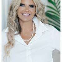 Penelope Hicks's Instagram, Twitter & Facebook