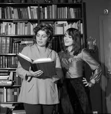 De la wikipedia, enciclopedia liberă. Gruppenbild Vor E Bucherregal Stehend M Ihrer Tochter E Buch Lesend Spiegel In Rokokorahmen Satinbluse Bildarchiv