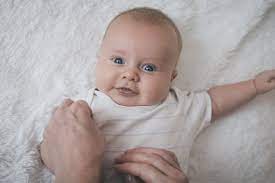 Spuckbaby Was Hilft Wenn Das Baby Spuckt Baby Sweets De