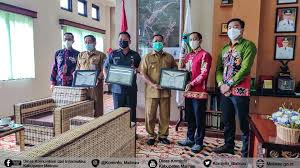 Asri welas, bhisma mulia, dede satria and others. Bupati Wabup Sekda Serta Para Asisten Terima Penghargaan Taat Pelaporan Pajak Fokus Borneo