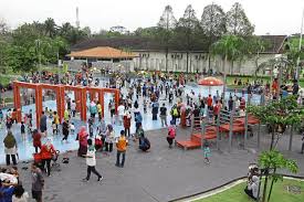 Taman tasik titiwangsa terletak di titiwangsa , dekat dengan istana budaya dan balai seni lukis. Litterbugs Vandals Strike At Reopened Taman Tasik Titiwangsa The Star