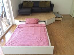 Clevere Podest Losung Mit Integriertem Bett Ideal Fur Kleine Wohnungen Kleine Wohnung Schlafzimmer Kleine Wohnung Wohnung