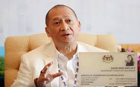 Pahangniaga on march 18, 2010. Kad Nama Itu Palsu Memang Sentiasa Ada Orang Nak Kenakan Kami Nazri Aziz Gempak