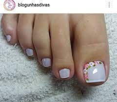 Todo lo que necesitas son dos pinturas y cintas para uñas diferentes. Unas Pies Sencillas Suffah Beauty