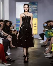 Thiết kế từ năm 1988. Ntk Tráº§n Hung Va Sá»± Trá»Ÿ Láº¡i Vá»›i Há»™i Há»a Qua Bá»™ SÆ°u Táº­p Pre Fall 2021 Musee D Art Style Republik Com