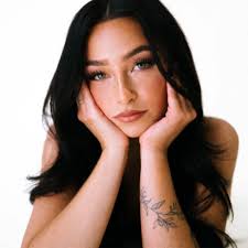 I'm looking for recommendations for a nail tech or salon that does great  acrylic nails. I've had some not-so-great experiences in the past where I  had to go home and reshape or