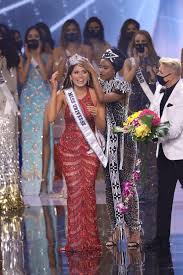 Alma andrea meza carmona was born on august 13, 1994 in chihuahua city, mexico, she grew up in that city with her 2 younger sisters, karen and mariana, and their parents, alma and santiago. 9vi3bcwngvunim